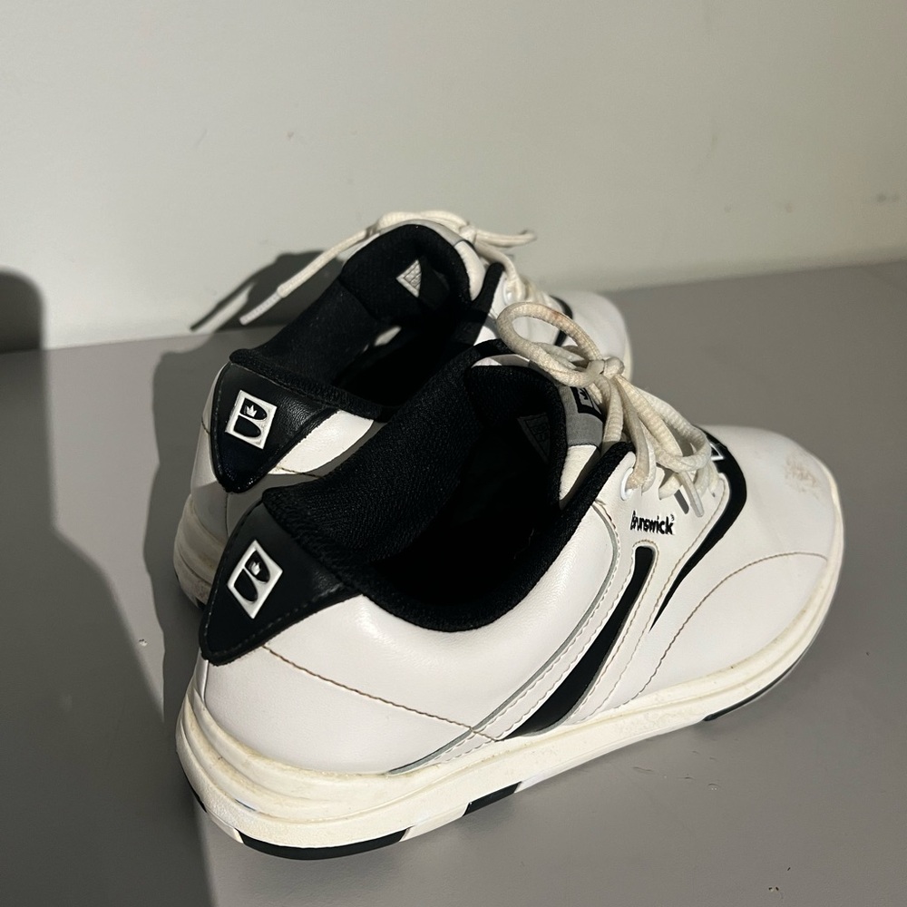 Women’s Brunswick bowling shoes white black size 7.5 - Picture 2 of 6
